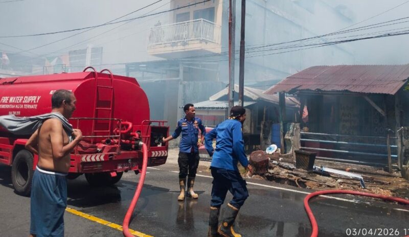Petugas Damkar Saat Memadamkan Kebakaran di Kelurahan Takoma