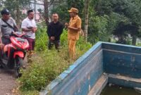 Lurah Moya Didampingi Warga Meninjau Bak Penampungan Air