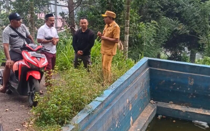 Lurah Moya Didampingi Warga Meninjau Bak Penampungan Air