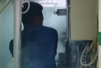 Salah Satu Petugas Damkar Menangani Kebakaran di Gardu Listrik