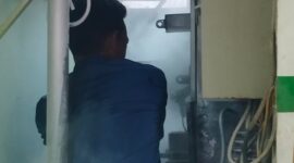 Salah Satu Petugas Damkar Menangani Kebakaran di Gardu Listrik