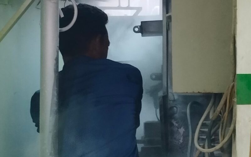 Salah Satu Petugas Damkar Menangani Kebakaran di Gardu Listrik