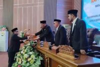 Wakil Bupati Menyerahkan Dokumen LKPJ APBD 2025 Dalam Rapat Paripurna