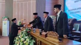Wakil Bupati Menyerahkan Dokumen LKPJ APBD 2025 Dalam Rapat Paripurna