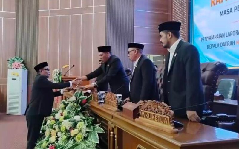 Wakil Bupati Menyerahkan Dokumen LKPJ APBD 2025 Dalam Rapat Paripurna