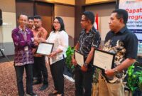 Kepala Disdikbud Halbar Menerima Penghargaan Dari Balai KGTK Malut