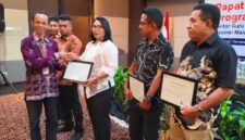 Kepala Disdikbud Halbar Menerima Penghargaan Dari Balai KGTK Malut