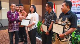 Kepala Disdikbud Halbar Menerima Penghargaan Dari Balai KGTK Malut