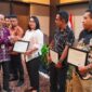 Kepala Disdikbud Halbar Menerima Penghargaan Dari Balai KGTK Malut