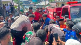 Petugas Damkar Saat Mengevakuasi Korban