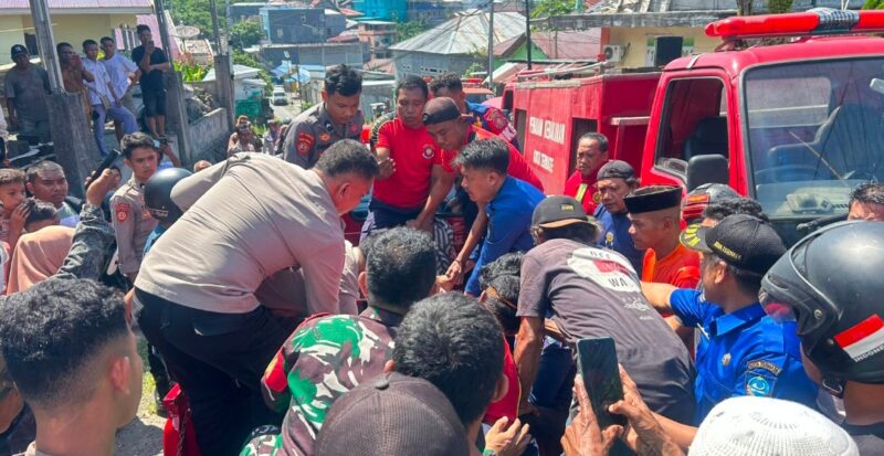 Petugas Damkar Saat Mengevakuasi Korban