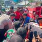 Petugas Damkar Saat Mengevakuasi Korban