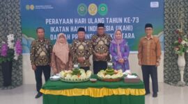 Persiapan Pemotongan Tumpeng Dalam Perayaan HUT Ikatan Hakim Indonesia Malut
