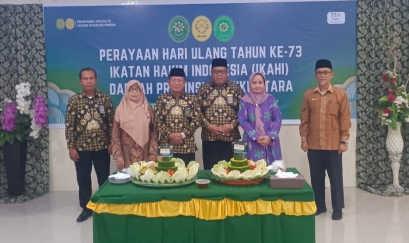 Persiapan Pemotongan Tumpeng Dalam Perayaan HUT Ikatan Hakim Indonesia Malut