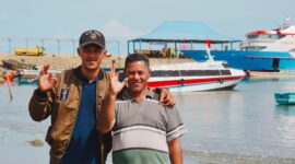 Madina Jouronga Bersama Anaknya, Yang Mengemudikan Kapal Akelamo Jaya