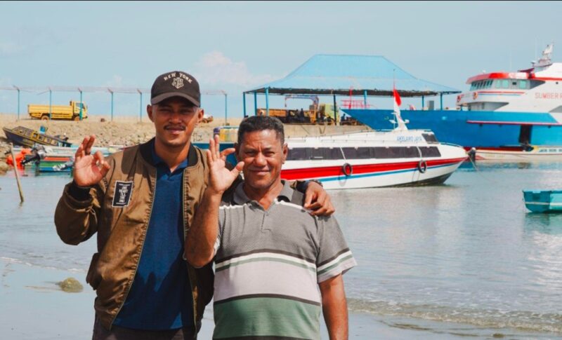 Madina Jouronga Bersama Anaknya, Yang Mengemudikan Kapal Akelamo Jaya