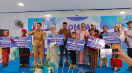 Pose Bersama Enam Peserta Peraih Juara Lomba Bertutur