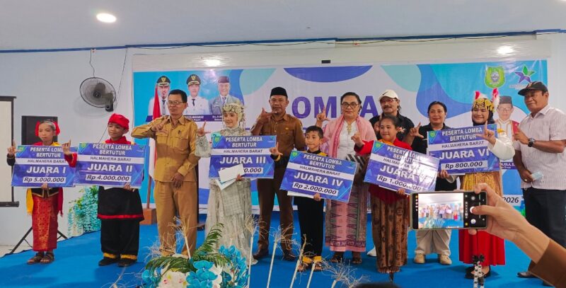 Pose Bersama Enam Peserta Peraih Juara Lomba Bertutur