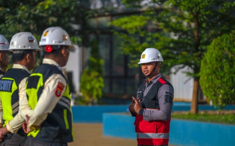 Frangi Cako, Security Supervisor Harita Nickel Sedang Berikan Instruksi