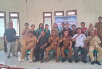 Camat Loloda Tengah Pose Bersama Aparat Desa Usai Pertemuan
