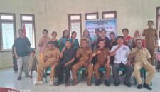 Camat Loloda Tengah Pose Bersama Aparat Desa Usai Pertemuan