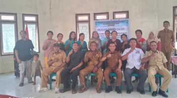 Camat Loloda Tengah Pose Bersama Aparat Desa Usai Pertemuan