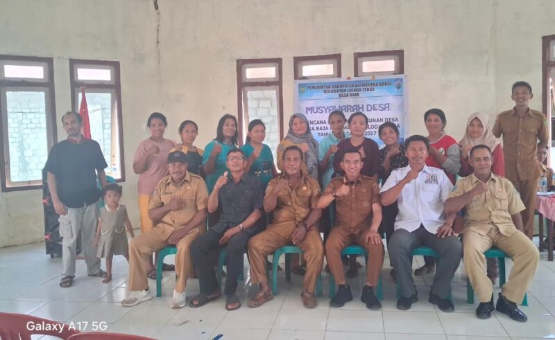 Camat Loloda Tengah Pose Bersama Aparat Desa Usai Pertemuan