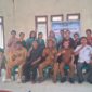 Camat Loloda Tengah Pose Bersama Aparat Desa Usai Pertemuan