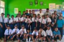 Camat Loteng, Suparto Lansib, Pose Bersama Para Siswa