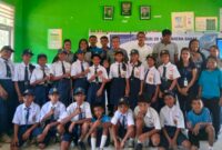 Camat Loteng, Suparto Lansib, Pose Bersama Para Siswa