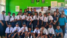 Camat Loteng, Suparto Lansib, Pose Bersama Para Siswa