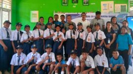 Camat Loteng, Suparto Lansib, Pose Bersama Para Siswa