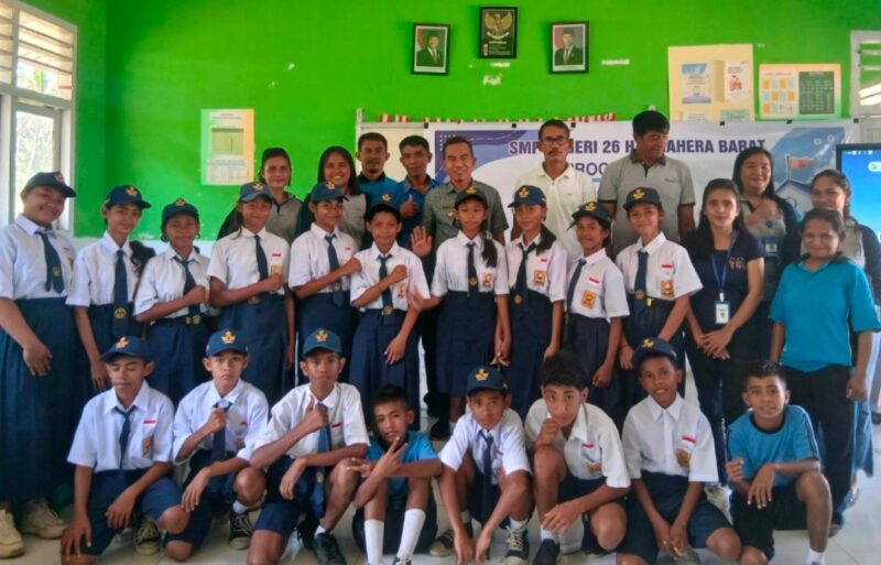 Camat Loteng, Suparto Lansib, Pose Bersama Para Siswa