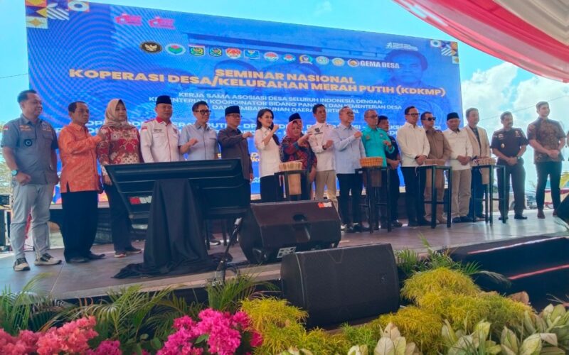 Pose Bersama Usai Pembukaan Seminar Nasional Koperasi Merah Putih