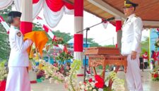 Wakil Bupati Djufri Muhamad Irup Penurunan Bendera Merah Putih