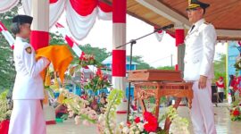 Wakil Bupati Djufri Muhamad Irup Penurunan Bendera Merah Putih