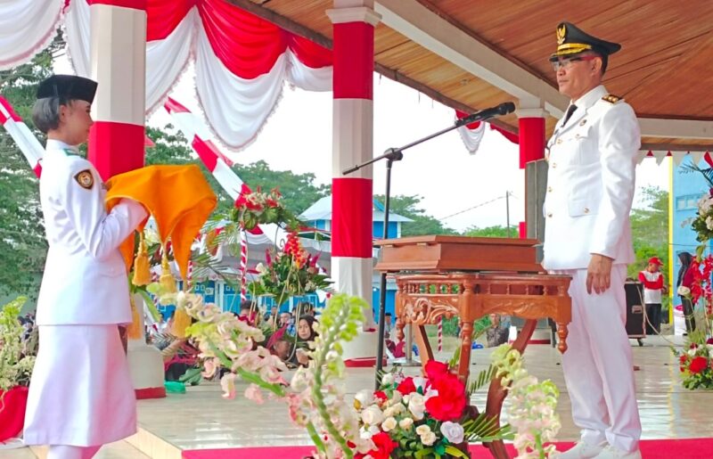 Wakil Bupati Djufri Muhamad Irup Penurunan Bendera Merah Putih
