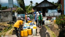 Warga Desa Adu  Mengantre Galon Untuk Mengisi Air Bersih