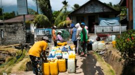 Warga Desa Adu  Mengantre Galon Untuk Mengisi Air Bersih