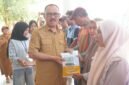 Bupati James Uang Menyerahkan Bantuan Bibit Jagung Kepada Kelompok Tani
