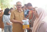 Bupati James Uang Menyerahkan Bantuan Bibit Jagung Kepada Kelompok Tani