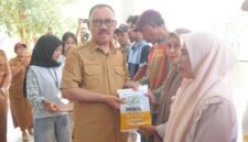 Bupati James Uang Menyerahkan Bantuan Bibit Jagung Kepada Kelompok Tani