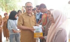 Tindak Lanjut Program Pusat, Bupati James Serahkan Bantuan Bibit Jagung kepada Kelompok Tani