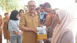Bupati James Uang Menyerahkan Bantuan Bibit Jagung Kepada Kelompok Tani