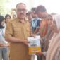 Bupati James Uang Menyerahkan Bantuan Bibit Jagung Kepada Kelompok Tani