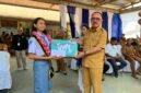 Bupati James Uang Menyerahkan Penghargaan Kepada Gresilhia L Baubau
