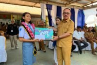 Bupati James Uang Menyerahkan Penghargaan Kepada Gresilhia L Baubau