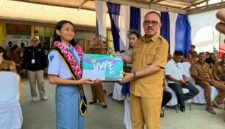 Bupati James Uang Menyerahkan Penghargaan Kepada Gresilhia L Baubau
