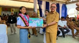 Bupati James Uang Menyerahkan Penghargaan Kepada Gresilhia L Baubau