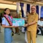 Bupati James Uang Menyerahkan Penghargaan Kepada Gresilhia L Baubau